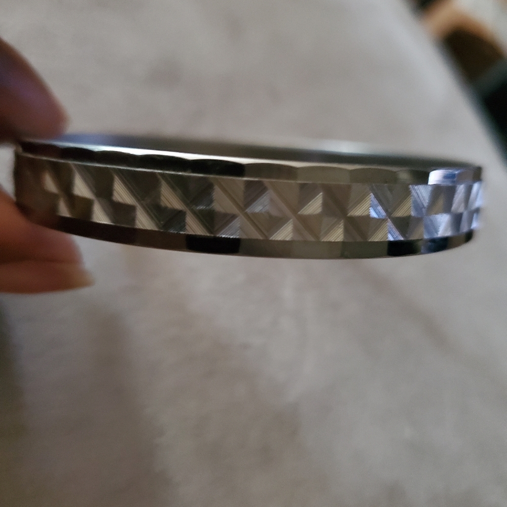 Diamond cut silver bangle